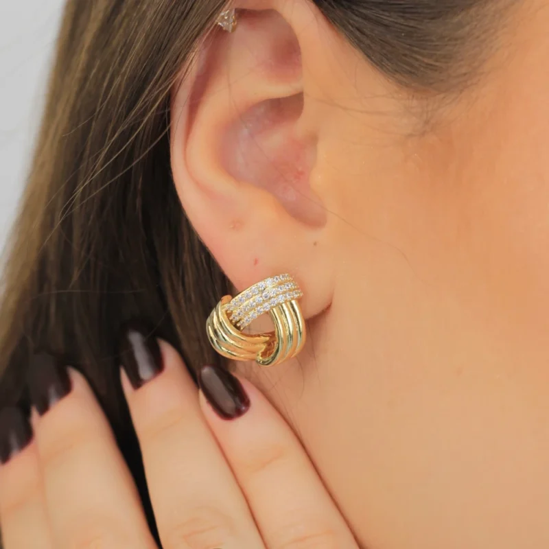 brinco no cravejado banhado a ouro 18k iridiz.com .br 1